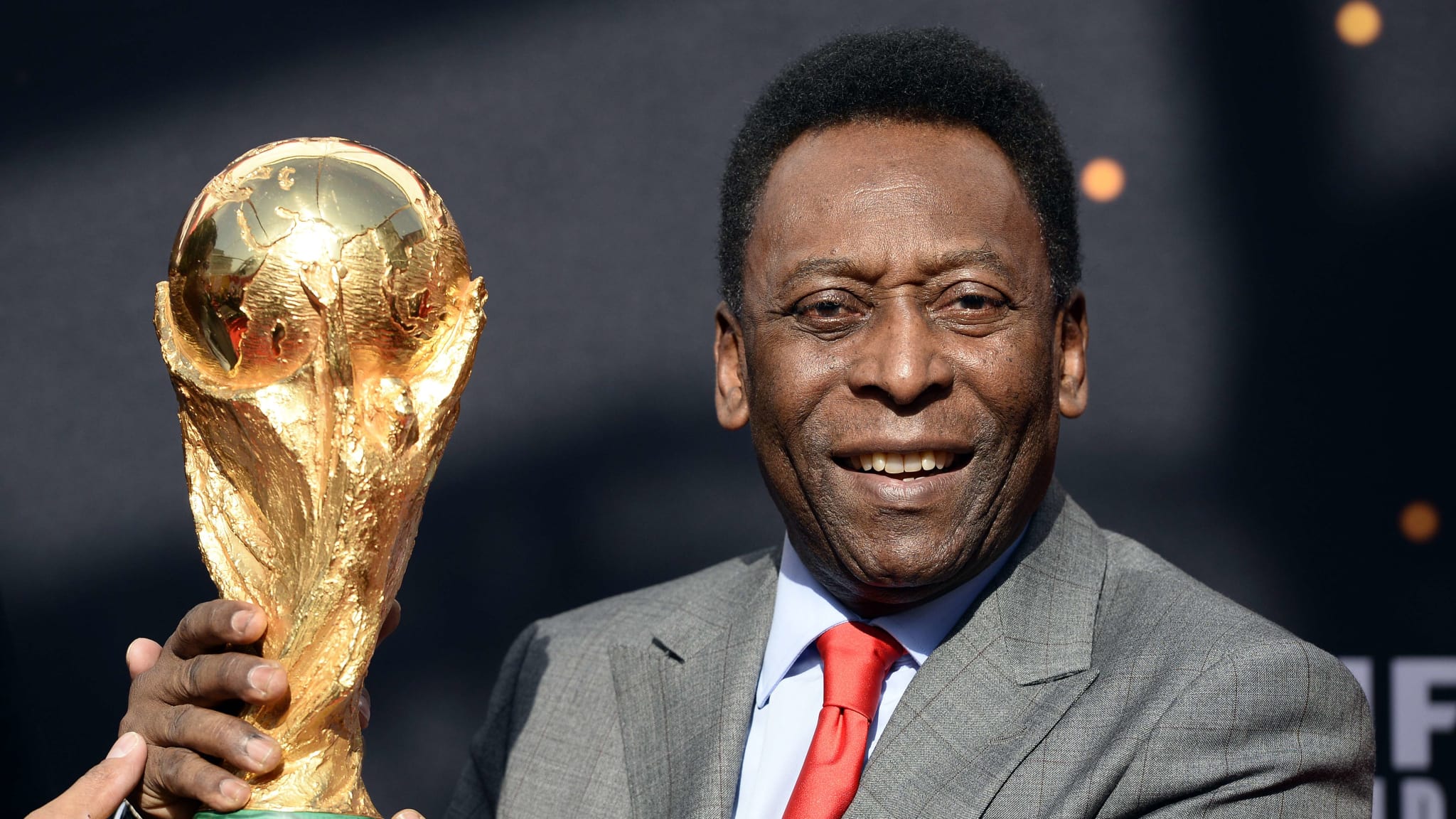 Pele holding the World Cup trophy