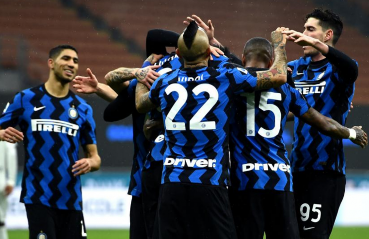 Inter players celebrating the goal