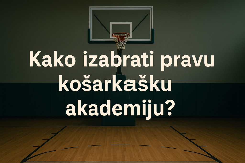 Košarkaška sala sa obeleženim terenom i košem, bez prisustva igrača
