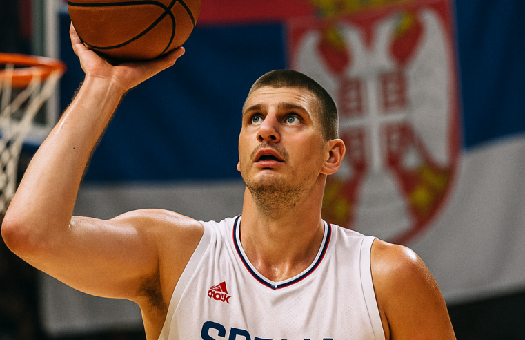 Nikola Jokić u dresu reprezentacije Srbije šutira na koš ispred srpske zastave, sa natpisom "Eurobasket 2025" iznad njega.
